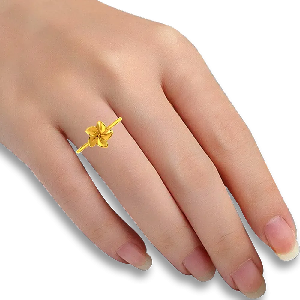 18k Gold Ring With A Floral Design On Top