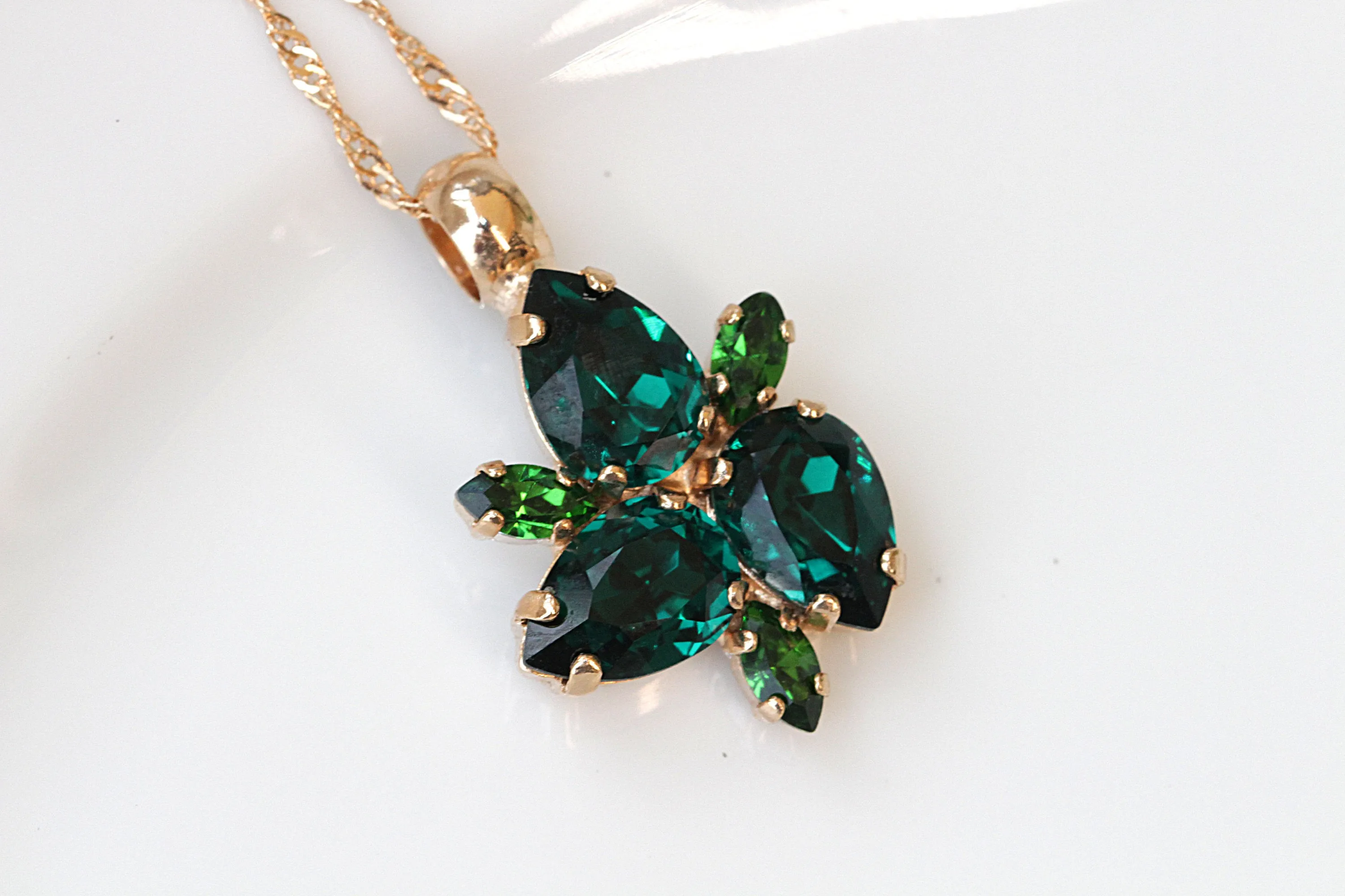 EMERALD MINIMALIST NECKLACE